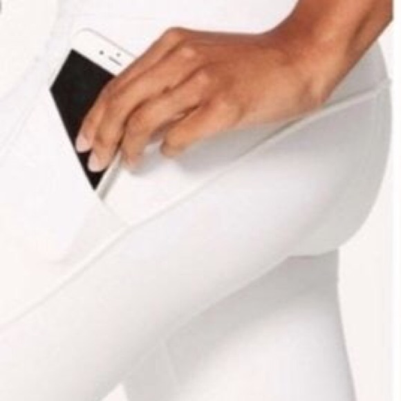 Lululemon ”Sweat Your Heart Out” Crop - Picture 2 of 8